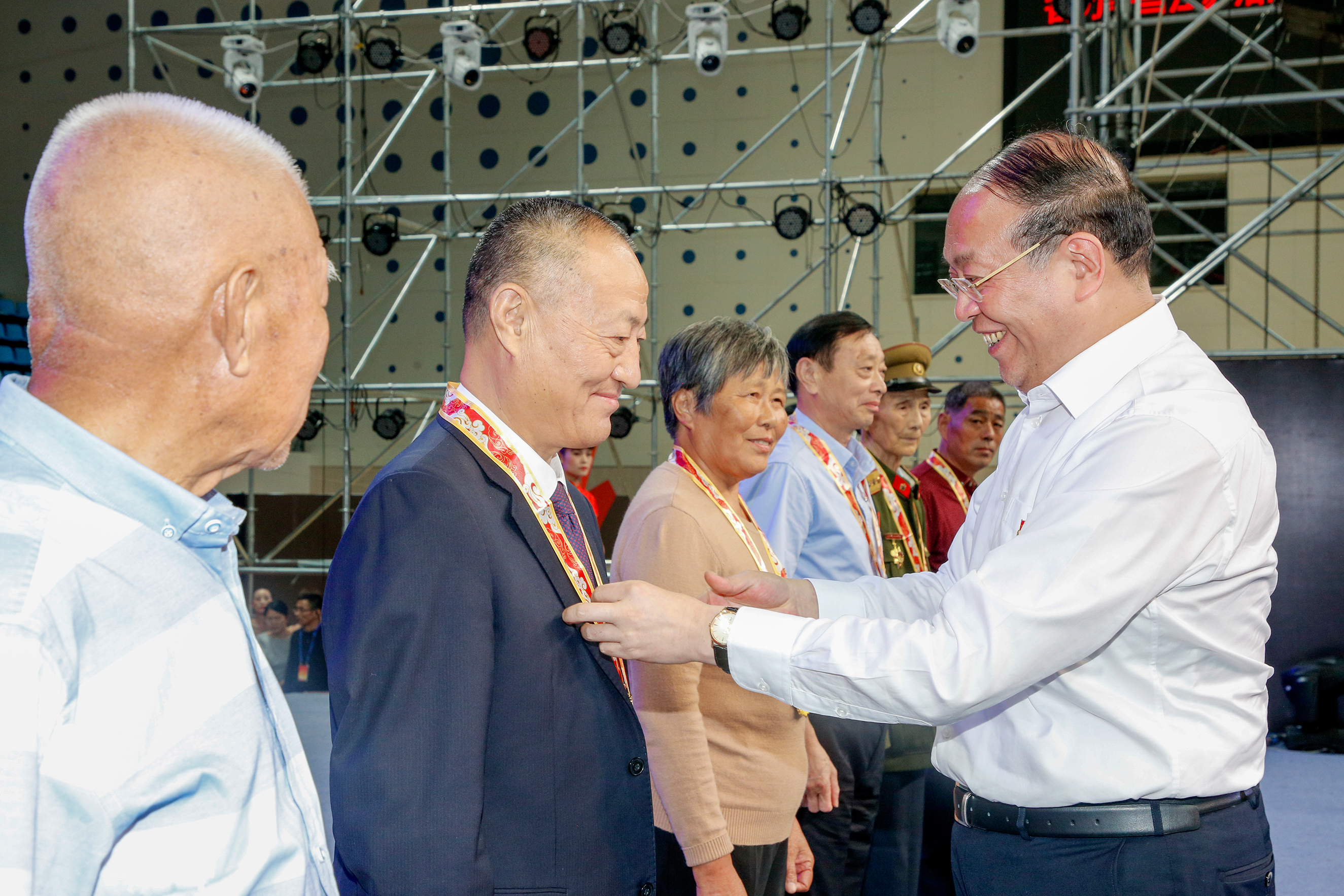 薛济萍董事长获颁“庆祝中华人民共和国成立70周年”纪念章